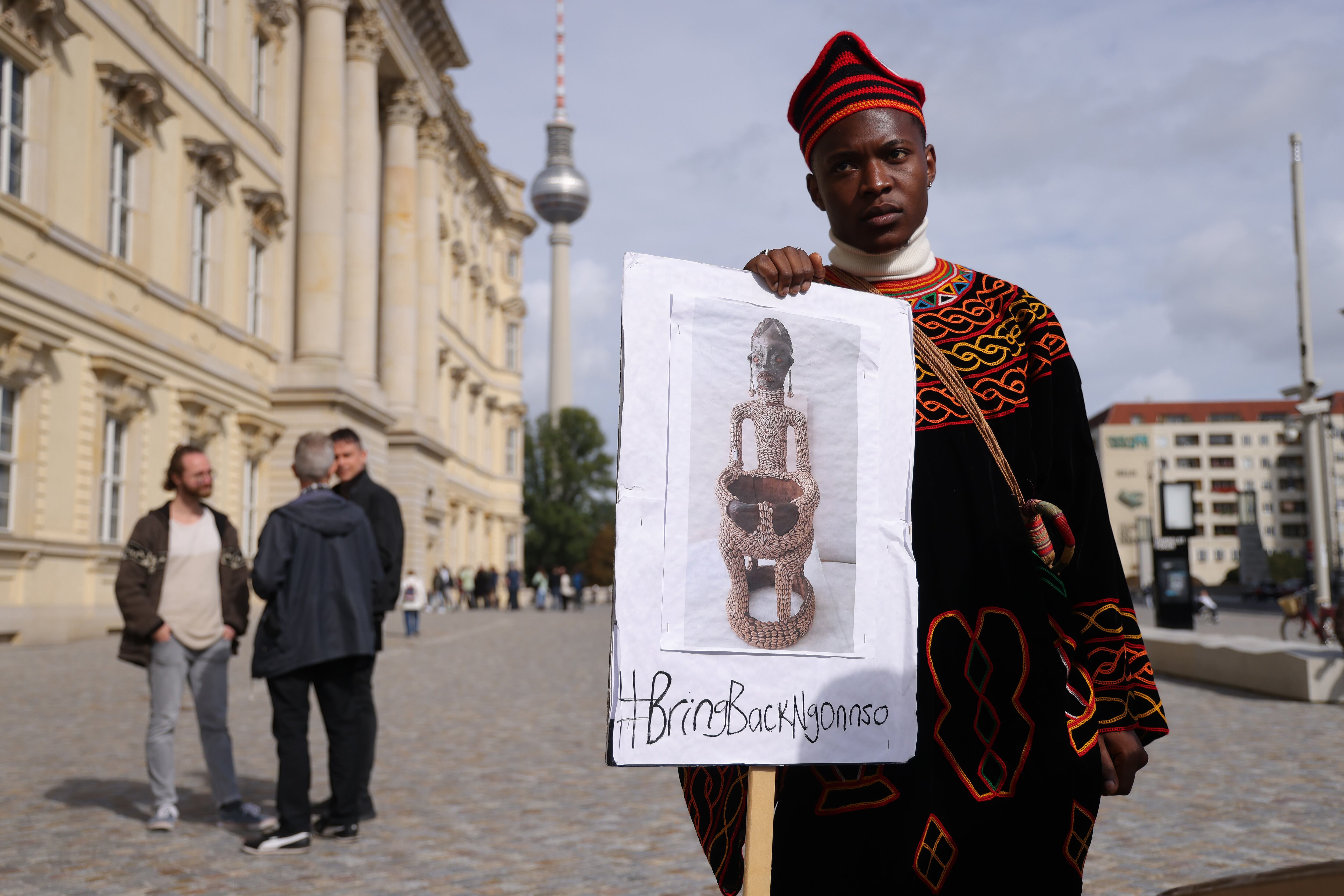 Un hombre exige la devolución de la estatua de la diosa Ngonnso frente al Foro de Humboldt (Berlín) el pasado septiembre.  