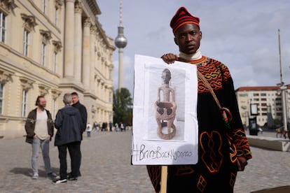 Un hombre exige la devolución de la estatua de la diosa Ngonnso frente al Foro de Humboldt (Berlín) el pasado septiembre.  