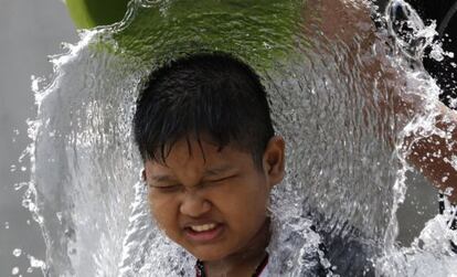 Un niño participa en el festival del agua de Songkran, en Bangkok (Tailandia), donde celebran con esta tradición la llegada del Año Nuevo.