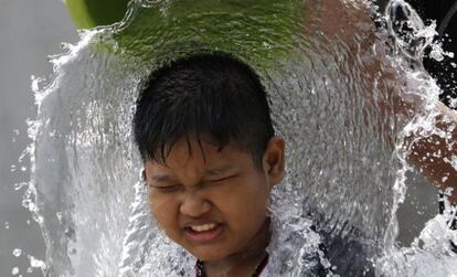 Un ni?o participa en el festival del agua de Songkran, en Bangkok (Tailandia), donde celebran con esta tradicin la llegada del A?o Nuevo.