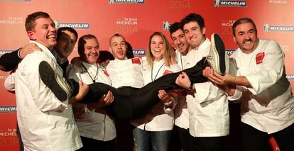 El chef David Mu?oz (cuarto por la izquieda), del restaurante DiverXO de Madrid, es felicitado por varios cocineros estrellas Micheln tras la gala de la Gua Michelin Espa?a & Portugal 2014 en el Museo Guggenheim Bilbao.