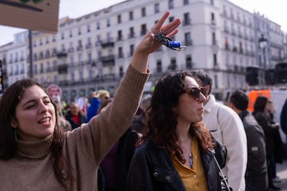 Jóvenes muestras las llaves de su vivienda en una manifestación convocada por el movimiento Hábitat 24, en Madrid, el pasado 9 de febrero.