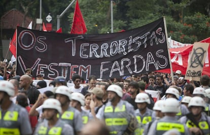 Manifestantes caminham escoltados pela PM, em São Paulo.