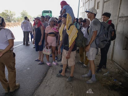 Una caravana de migrantes camina sobre una carretera de Tapachula, en el Estado de Chiapas (México). El  24 de marzo de 2024.