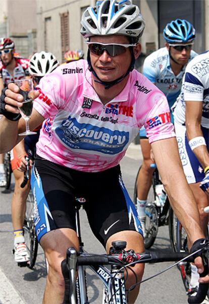 El corredor italiano Paolo Savoldelli brinda con una copa de champán durante la última etapa del Giro.