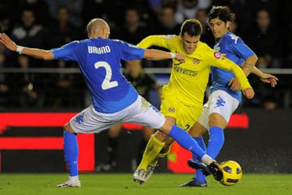 Rossi intenta salvar la oposición de Bruno y Ever Banega en uno de los ataques del Villarreal.
