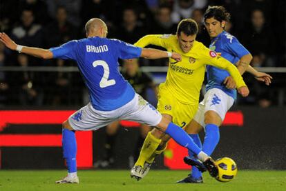 Rossi intenta salvar la oposición de Bruno y Ever Banega en uno de los ataques del Villarreal.