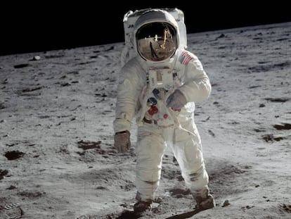 Buzz Aldrin na Lua. No reflexo do capacete é possível ver Stanley Kubrick dando-lhe indic... Não, é brincadeira.