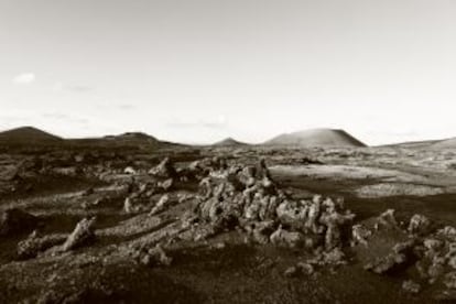 Imagen del paisaje volcánico de Lanzarote incluida en la muestra 'Lanzarote, la ventana de Saramago'.
