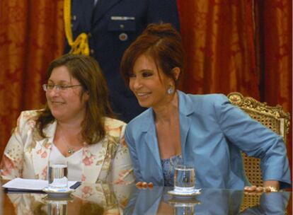 La presidenta Fernández de Kirchner, junto a la ex ministra de Salud Graciela Ocaña en abril de 2008.