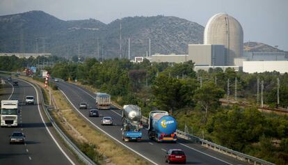 La central nuclear de Vandellòs II, al costat de l'autopista AP-7.