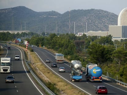 La central nuclear de Vandellós II junto a la autopista AP-7. 