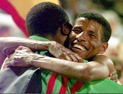 Gebreselassie se abraza con su entrenador tras ganar el campeonato del Mundo de 10.000 metros en 1997  en Atenas. Fue el tercero de los cuatro títulos mundiales que logró en esa disciplina.