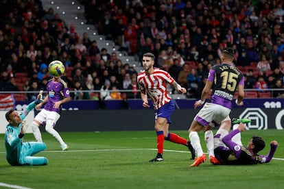 Mario Hermoso marca el tercer gol del Atlético de Madrid en el partido contra el Valladolid, en el Metropolitano este sábado.