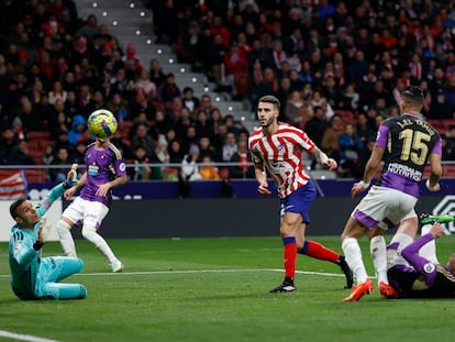 Mario Hermoso marca el tercer gol del Atlético de Madrid en el partido contra el Valladolid, en el Metropolitano este sábado.