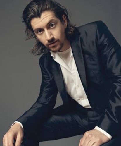 El líder de la banda responsable del disco con los títulos de canciones más esotéricos del año viste esmoquin, camisa y camiseta, todo, Dolce & Gabbana.