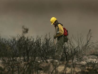 Un bombero apaga los rescoldos en Les Useres (Castellón)