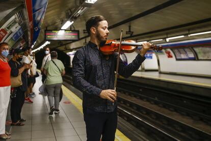 Con la intención de acercar más la cultura a los madrileños y hacer el viaje más placentero a sus usuarios, Metro de Madrid amenizará los andenes de Ópera, Sevilla, Cuatro Caminos y Tribunal con música clásica a partir de octubre.