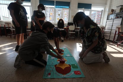 Varios alumnos de un grupo mixto aprenden con la enfermera del colegio a realizar una reanimación cardiopulmonar.