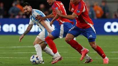 Messi disputa un balón con Igor Lichnovsky y Dario Osorio, este 25 de junio.