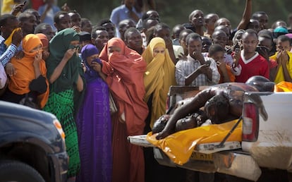 Varias mujeres se tapan la nariz para protegerse del hedor de los cuerpos exhibidos por la policía de los supuestos asaltantes que participaron en el atentado de la Universidad de Garissa, en Kenia, donde 148 estudiantes fueron asesinados. La matanza perpetuada por miembros de la milica yihadista somalí Al Shabab ha sido el peor ataque en el país africano.