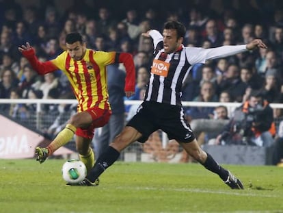 Pedro disputa el balón con Fernando