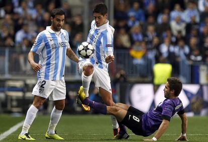 Isco lucha el balón ante André Castro.