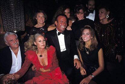 Julio Iglesias, habitual de las fiestas y clubes de Regine, celebró con ella su 40 cumpleaños en 1983.