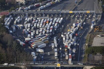 Camioneros italianos bloquean la autopista A16 durante una protesta en un peaje a la altura de N&aacute;poles, Italia.
