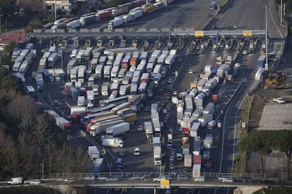 Camioneros italianos bloquean la autopista A16 durante una protesta en un peaje a la altura de Nápoles, Italia.