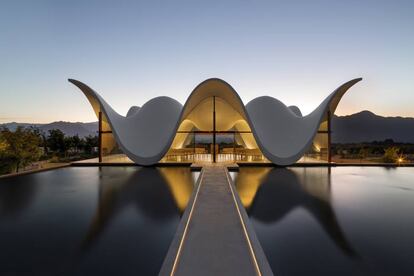 La capilla 'alada' de Bosjes, del arquitecto Coetzee Steyn, está inspirada en la orografía curvada del paisaje de Cape Dutch. |