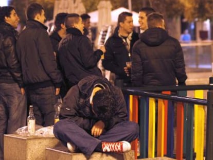 A group of youngsters drinking in a Madrid park.