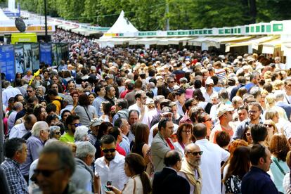 Centenares de personas se han dado cita este domingo en el Paseo de Coches del Parque del Retiro.