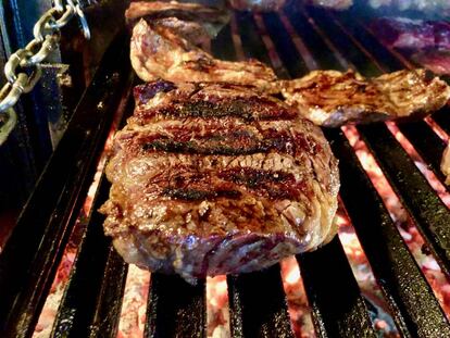 Bife de chorizo ancho a la parrilla.