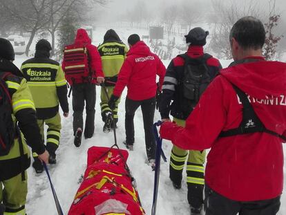 La Unidad de Vigilancia y Rescate de la Ertzaintza y una unidad de Bomberos de Bizkaia durante un rescate en el Gorbea.