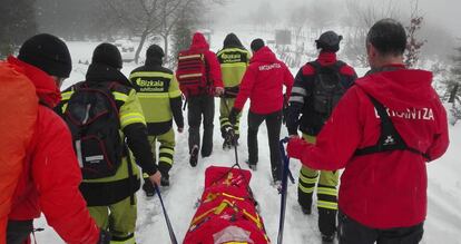 La Unidad de Vigilancia y Rescate de la Ertzaintza y una unidad de Bomberos de Bizkaia durante un rescate en el Gorbea.