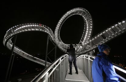 <b>TIGER AND TURTLE-MAGIC MOUNTAIN, DUISBURG (ALEMANIA) / HEIKE MUTTER Y ULRICH GENTH. </b>Una pieza de 'land art' en un área de 44 por 37 metros, y 21 de altura. Parece una montaña rusa. De día, brillante como el acero galvanizado del que está hecho; de noche, brillante como los diodos que iluminan sus 220 metros de trazado. Se puede pasear hasta chocar con un bucle imposible, que obliga a dar la vuelta. Se inauguró en 2011.