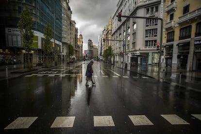 Una persona cruza la Gran Vía de Madrid durante el estado de alarma decretado con motivo del coronavirus, el 23 de marzo de 2020.