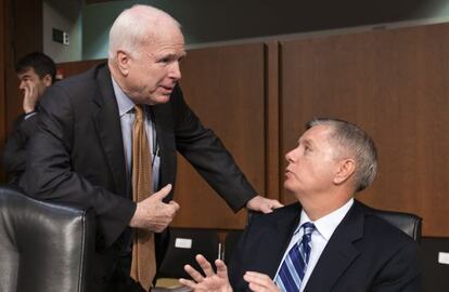 Los senadores republicanos, John McCain y Lindsey Graham. 