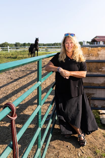 Lori Brock, simpatizante republicana y propietaria de un rancho de caballos en Green Charter Township (Míchigan). Lucha contra la construcción cerca de su casa de una fábrica de baterías de una empresa china.