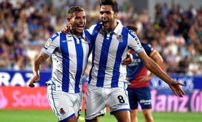 Theo y Mikel Merino celebran el gol de la Real.