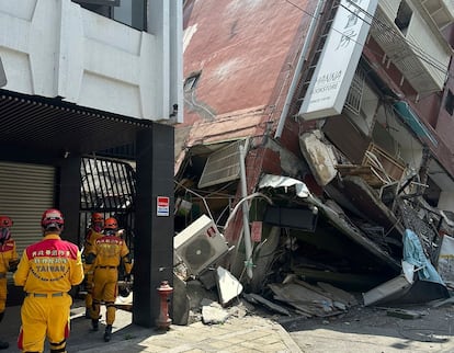 Imagen facilitada por la Agencia Nacional de Bomberos de Taiwán, que muestra a miembros de un equipo de búsqueda y rescate que se preparan para entrar a un edificio afectado por el terremoto en Hualien. 