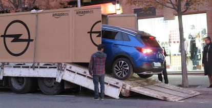 Entrega de un Opel vendido por Amazon.