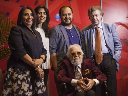 De izquierda a derecha, de pie: Marisol Schulz, Raquel Lanseros, Guillermo Quijas y Roger Chartier. Sentado, Fernando del Paso.