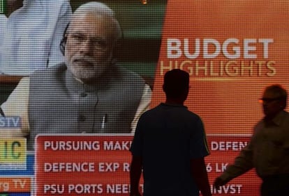 Una pantalla en la Bolsa de Bombay mostraba a Modi mientras atendía la presentación de los presupuestos