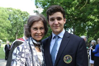 La reina Sofía posa con su nieto mayor el día de su graduación.