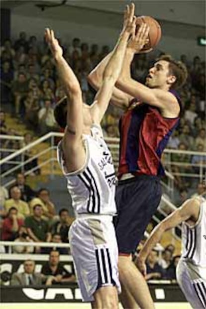 Gasol intenta lanzar ante Struelens en el final de la Liga