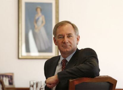 El ministro de Transportes de Reino Unido, Geoff Hoon, en la Embajada británica en Madrid.