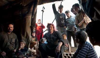 Refugiados sirios levantan un campamento entre el último control militar libanés a 6 km de la frontera Siria, cerca de Ersal, Líbano en abril