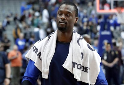 Harrison Barnes, deja la cancha tras ser traspasado.